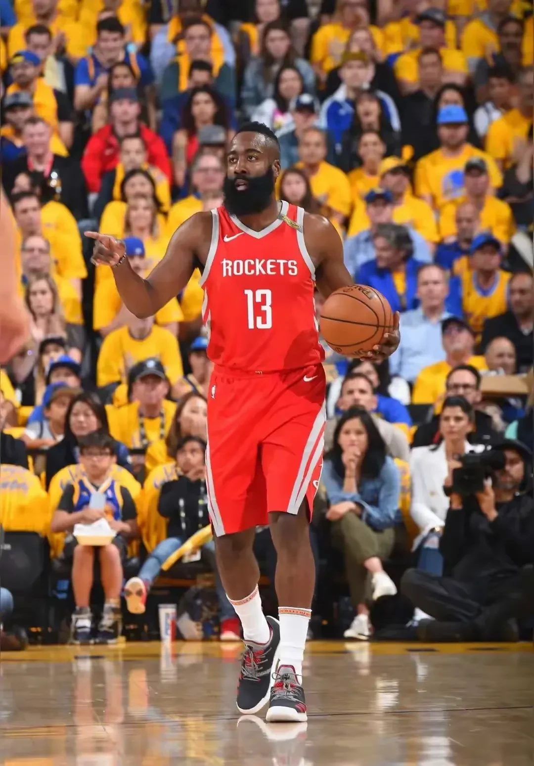 九游体育入口-哈登重返赛场，比赛局势复杂首场状态出色，公牛观众沸腾！上演精彩一战的简单介绍-九游体育入口