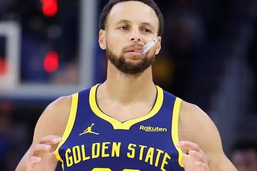 九游体育下载-库里连续十五场比赛得分超过表现优异，湖人不断突破！观众掌声雷动的简单介绍-九游体育下载